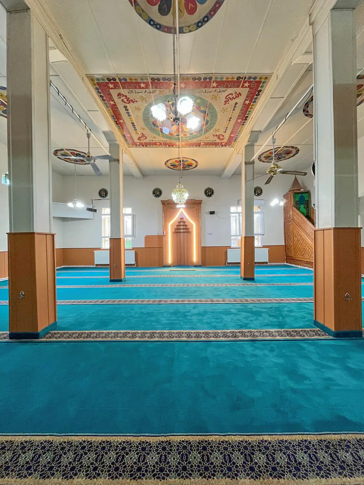 Akyün,  Yün, göbekli, seccadeli ve akrilik cami halısı fiyatları |  Akrilik Cami Halısı Hangi Şartlarda Daha Mantıklıdır?